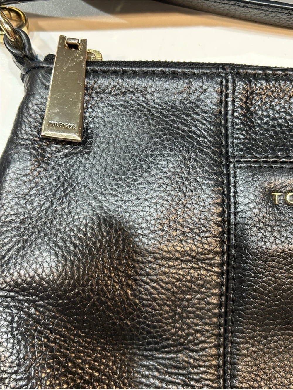 Goes W Everything Tommy Hilfiger Black Pebbled Leather Crossbody Bag  Adj. Strap - Picture 8 of 11
